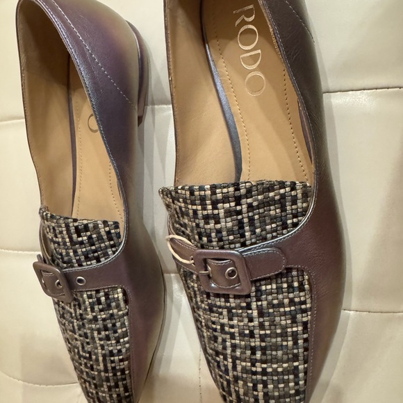Rodo women’s Loafers. Italy. Leather and textile.
True to size 5-5.5. Small fit - Picture 5 of 7
